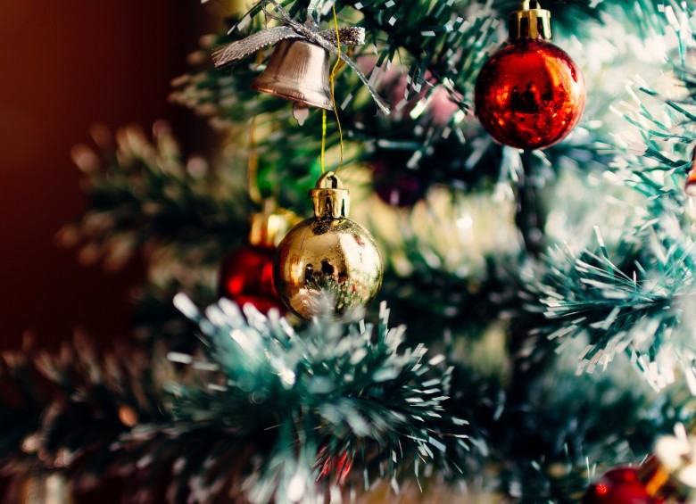 Los arreglos en los árboles de Navidad vienen de una tradición espiritual europea. Foto: Pixabay