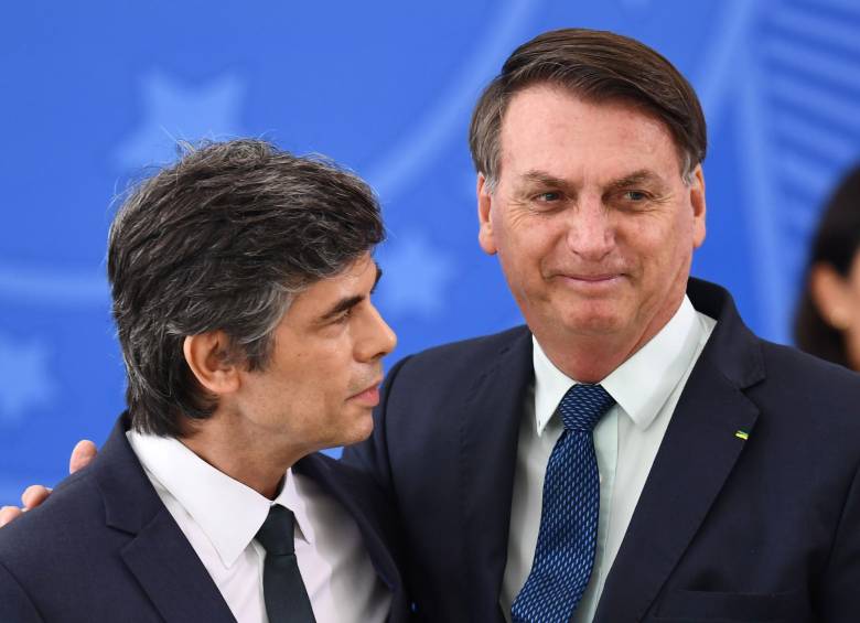 Nelson Teich, ahora exministro de Salud de Brasil, en compañía del presidente Jair Bolsonaro. FOTO: AFP