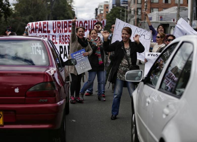 Así fue la tarde de manifestaciones a las afueras de la clínica Navarra. FOTOS Colprensa