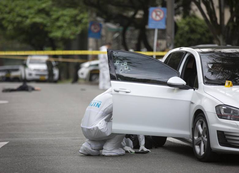 En este carro viajaba el escolta investigado. En la ventanilla quedaron los orificios de los seis disparos que realizó para defenderse de los asaltantes. FOTO: Edwin Bustamante.