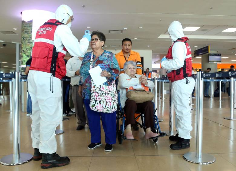 Autoridades ecuatorianas aseguran que el COVID-19 “es un virus que normalmente ocasiona una enfermedad leve”. FOTO AFP