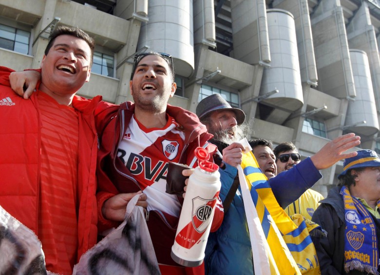 Contrario a lo que pasó en Argentina, la afición convive en paz en España. Foto efe