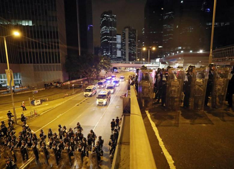 Policías hongkoneses dispersan a los manifestantes frente al Consejo Legislativo de Hong Kong (China), este lunes. La Unión Europea (UE) pidió hoy “contención” y evitar una respuesta que dé lugar a una “escalada”. Foto: EFE