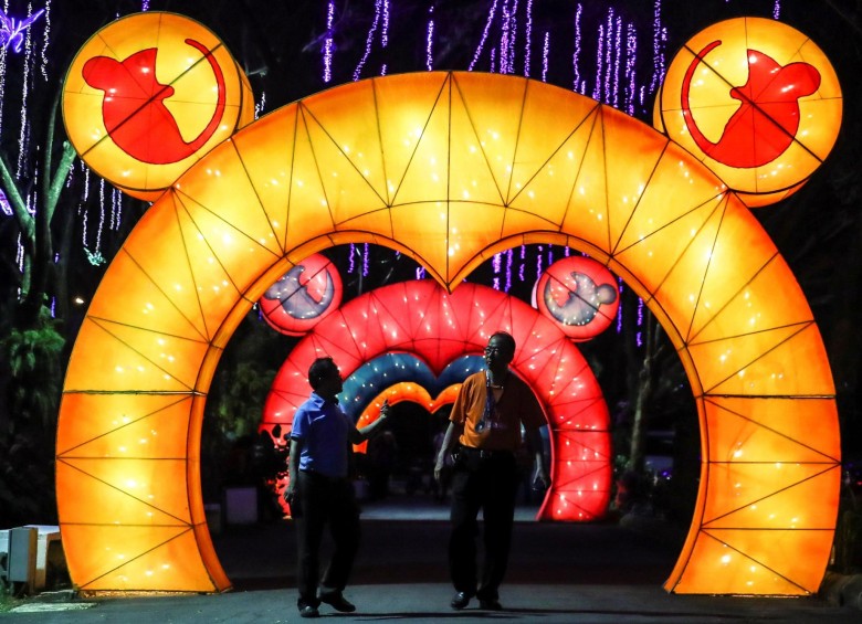 La gente disfruta de las coloridas decoraciones antes de la próxima celebración del Año Nuevo Chino, este jueves en Banting, en las afueras de Kuala Lumpur (Malasia). El Año Nuevo Lunar, también conocido como Festival de Primavera en China, se celebra el 25 de enero de 2020, marcando el comienzo de El año de la rata. Foto: EFE