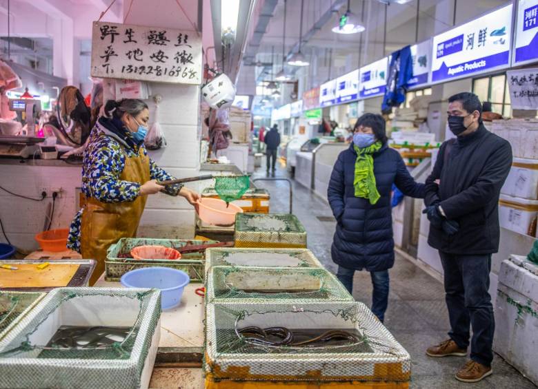 El pasado 14 de abril y tras finalizar la cuarentena, los mercados de alimentos en Wuhan, donde es común la venta de carne de animales silvestres, reabrieron sus puertas. FOTO Getty
