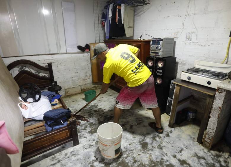 El desbordamiento de quebradas y el colapso de la red de alcantarillado generaron que el agua entrara a las casas. FOTO: CAMILO SUÁREZ.