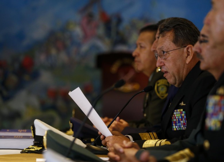 El vicealmirante César Augusto Narváez, inspector de las Fuerzas Militares, confirmó este viernes que fueron relevados de sus cargos 20 militares y retirados cinco. FOTO COLPRENSA