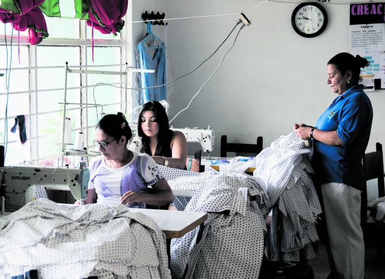 El taller de Rosa Elvira Varela, en Manrique Las Granjas, confeccionó esta semana un lote de camisas. FOTO emanuel zerbos