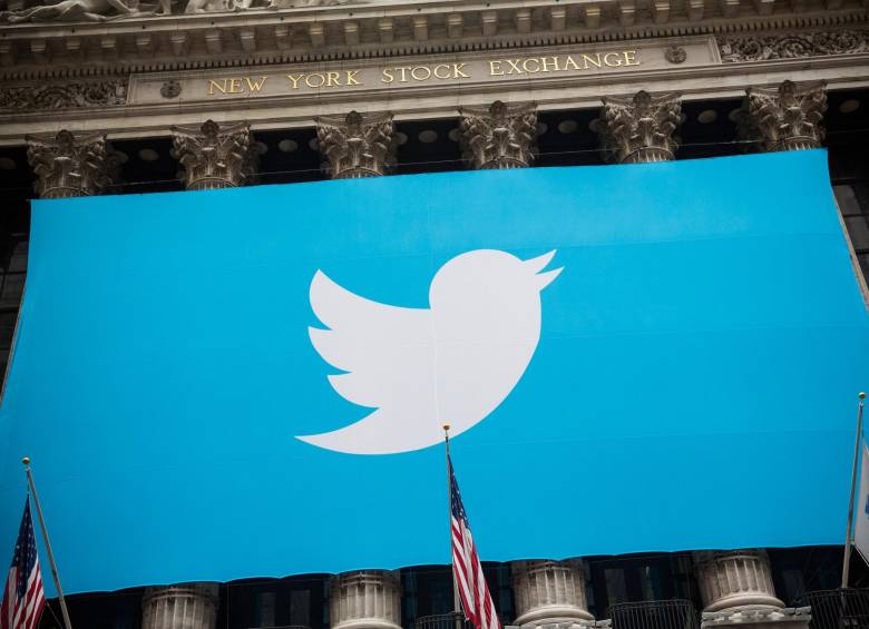 Las acciones de Twitter, que cerraron a 19,85 dólares en viernes, cayeron a 17,28 dólares en operaciones previas al inicio del mercado el lunes. FOTO AFP