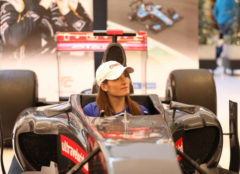 Este año Tatiana Calderón, de 25 años de edad, fue la primera mujer probadora en la F-1. Ahora aspira a serlo como piloto de Fórmula 2. FOTO cortesía equipo Telmex-Claro 