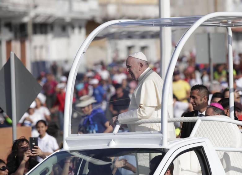 El papa Francisco saluda a bordo del papamóvil a su llegada para oficiar una misa en la catedral de Ciudad de Panamá. Foto: EFE.