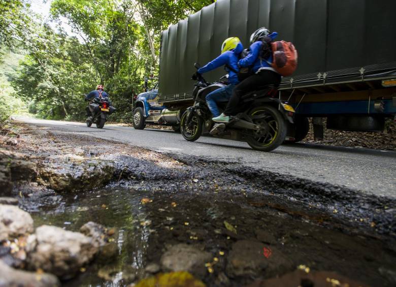 En el km. 94 se generó este hueco que amenaza peligro para los vehículos, incluidas las motocicletas. FOTO julio césar herrera