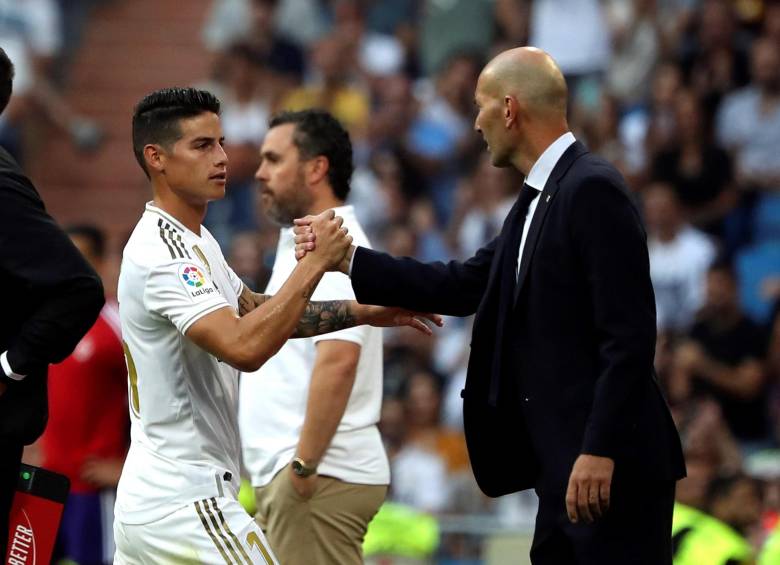 El jugador del Real Madrid James Rodríguez saluda a su entrenador Zinedine Zidane tras salir sustituido. FOTO EFE 