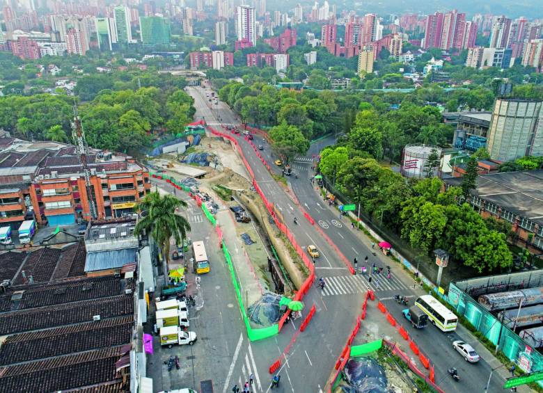 La construcción del carril del sistema de buses de Metroplús en la calle 12 sur, entre avenidas El Poblado y Guayabal en la Aguacatala, está paralizada. FOTO ESTEBAN VANEGAS