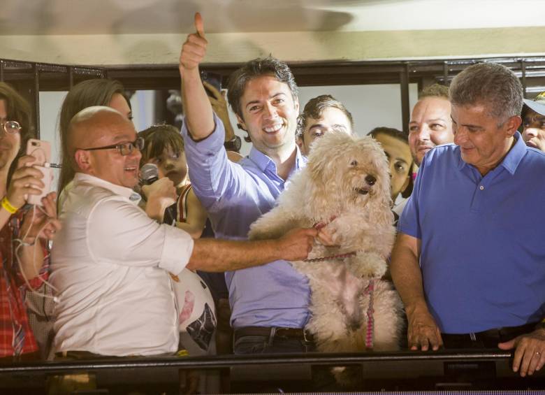 Daniel Quintero levanta a su perro en la celebración del triunfo que le dio la Alcaldía de Medellín. Foto: Carlos Alberto Velásquez.