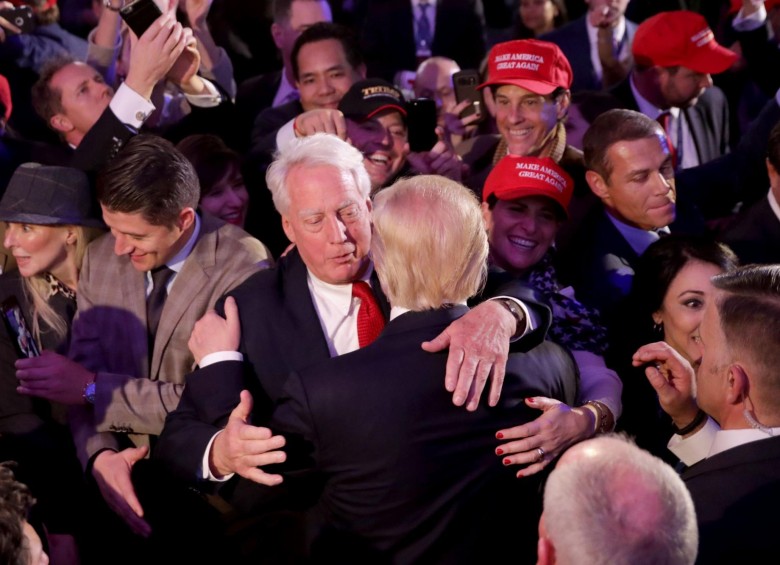 Robert Trump abrazando a su hermano, Donald Trump, durante un evento en Nueva York en 2016. FOTO AFP