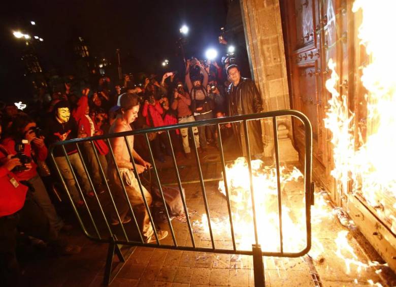 Compañeros de estudiantes en México prenden fuego al Palacio de Gobierno