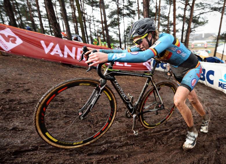 La ciclista belga Femke Van den Driessche fue acusada de utilizar una bicicleta trucada con un motor durante el pasado mundial de ciclocross de Heusden-Zolder. FOTO AFP
