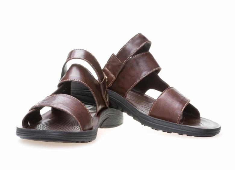 Hombres con sandalias, una tendencia de verano
