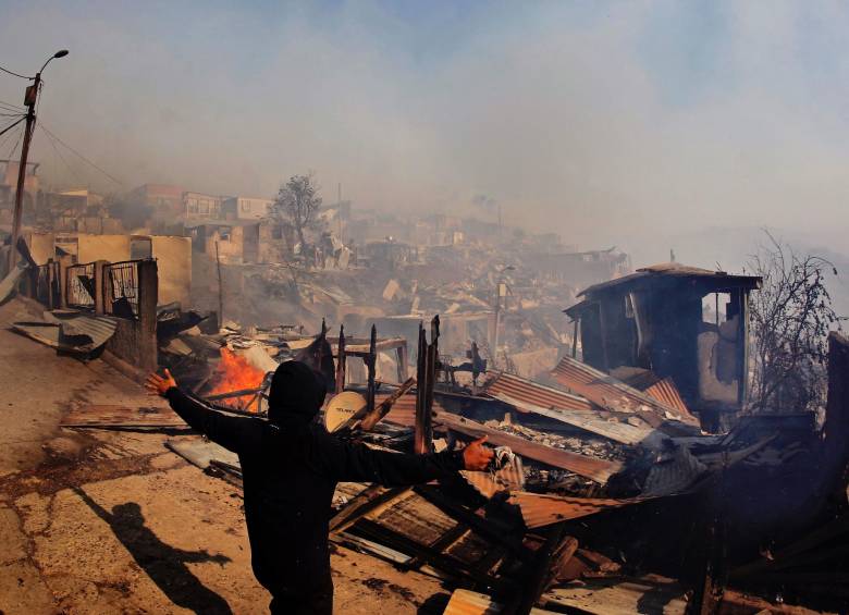 La presidenta de Chile, Michelle Bachelet, prometió subsidios a las familias afectadas por el incendio y reubicación a terrenos más seguros. Hasta ayer no se controlaba el fuego. FOTO AFP