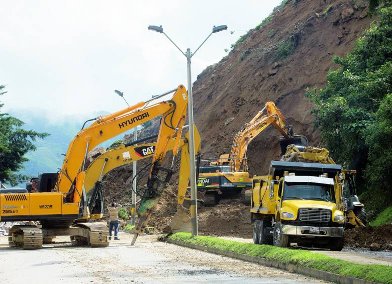 Cien volquetas y seis retroexcavadoras trabajan desde el domingo para habilitar el paso en la Autopista. FOTO donaldo zuluaga