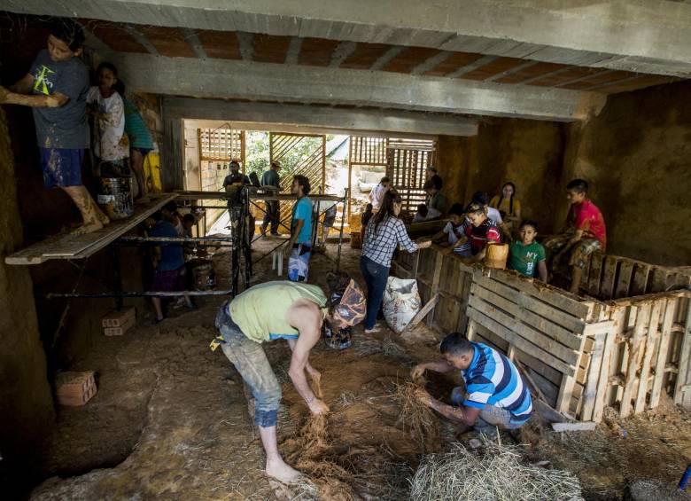 La historia de cómo, con barro y paja, construyen centro cultural en Altavista