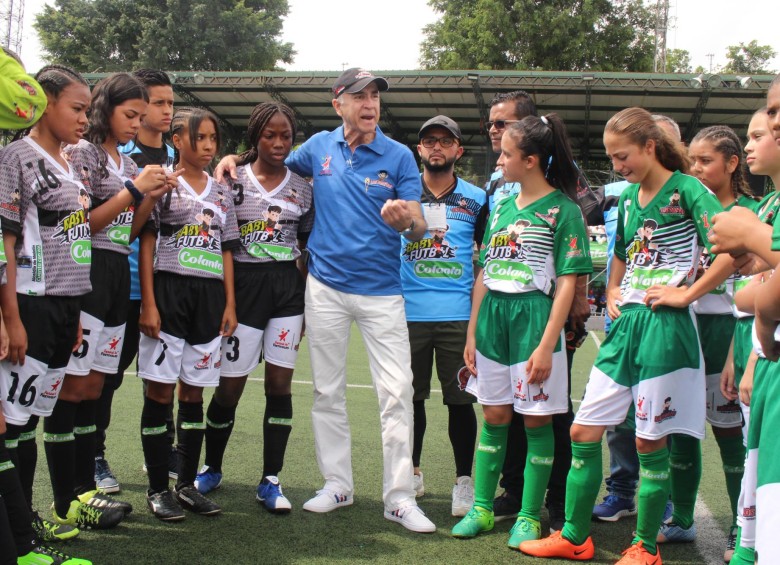 Carlos Iván Hernández comparte en la cancha Marte 1 con los equipos que disputan el Babyfútbol. FOTO cortesía-los paisitas