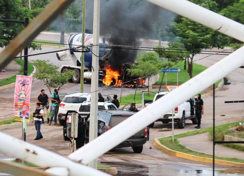 Imagen que muestra lo que dejaron los enfrentamientos ayer en Culiacán. FOTO REUTERS