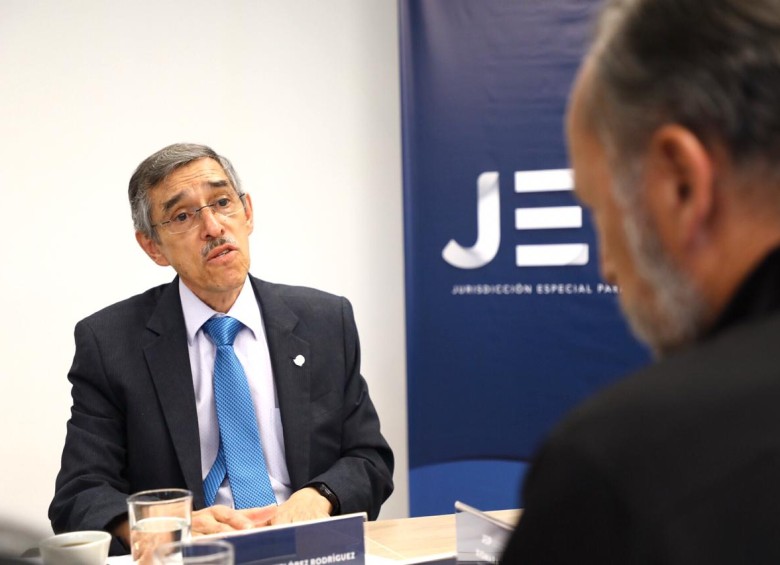 El magistrado Max Alejandro Flórez, presidente del Consejo Superior de la Judicatura, entregó el histórico de sentencias de la justicia ordinaria a los magistrados de la JEP. FOTO: Cortesía JEP
