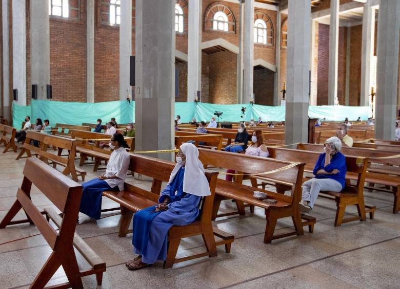 Las parroquias deberán garantizar el distanciamiento social. FOTO Jaime Pérez