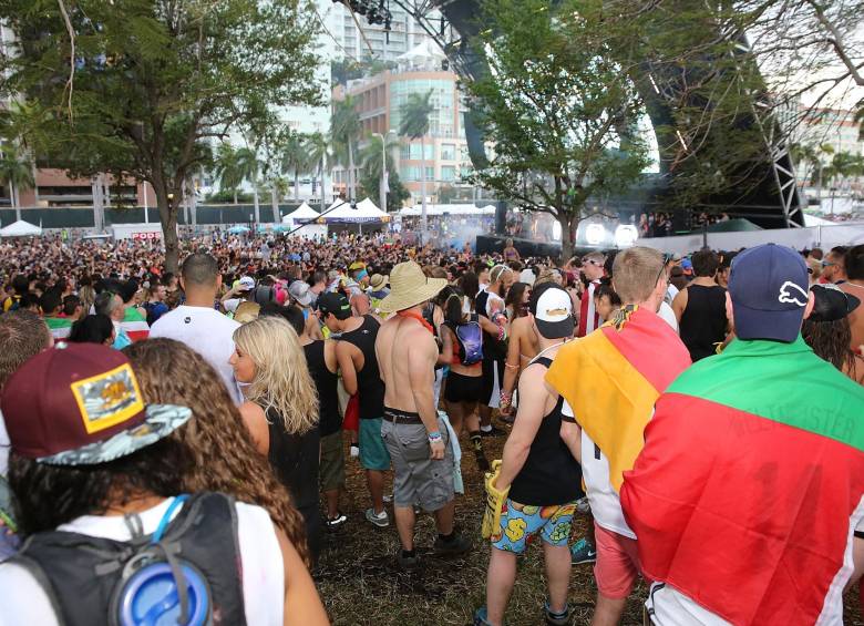 Miami se convirtió este fin de semana en una hipnótica discoteca al aire libre pletórica de trepidantes secuencias elaboradas por figuras como Armin Van Buuren, Axwell e Ingrosso, Carl Cox o Avicii. FOTO AFP