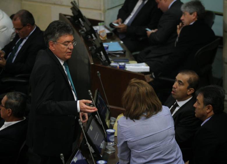 El Senado negó que al ministro de Hacienda, Mauricio Cárdenas, se le sancionara con la moción de censura por sus presuntas irregularidades en el cargo. FOTO COLPRENSA