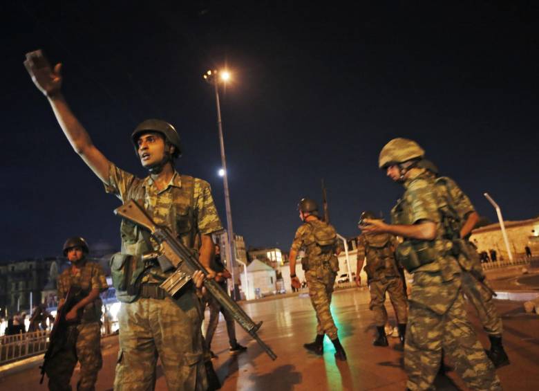 Los militares han tomado los aeropuertos internacionales de Ankara y Estambul, que cerraron y cancelaron todos los vuelos. FOTO AP