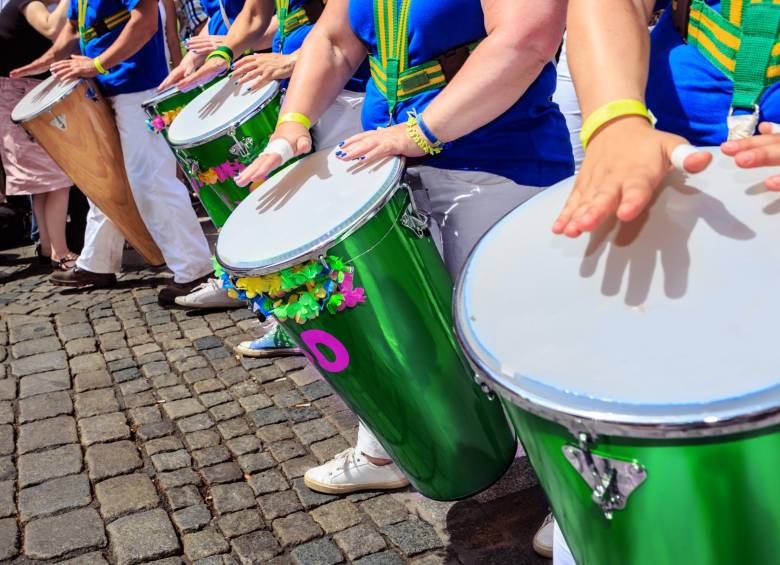 Brasileños y ticos exhiben hoy el poderío de sus alegres culturas