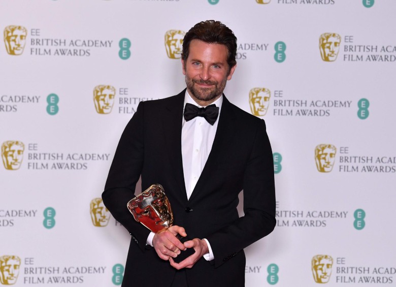 Bradley Cooper recibió el premio para Nace una estrella de Mejor música original. FOTO AFP