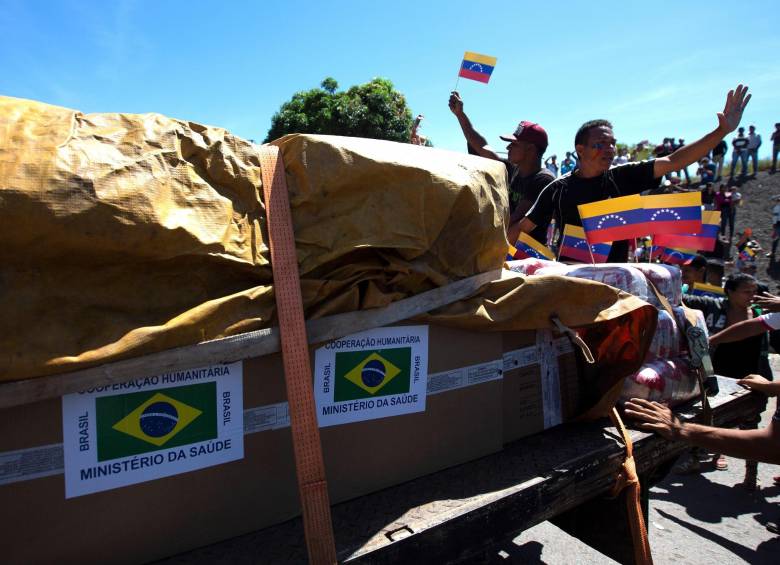 Personas celebran la llegada de la primera carga de ayuda. FOTO EFE