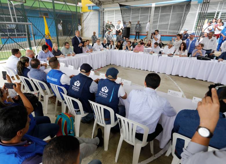 El presidente esperó a los líderes indígenas en la Casa Lúdica (Caldono - Cauca) y la minga lo esperó en la Plaza Principal del pueblo. El encuentro no se dio. FOTO Presidencia y minga