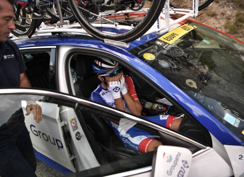 En video | En medio del llanto Thibaut Pinot se retiró del Tour