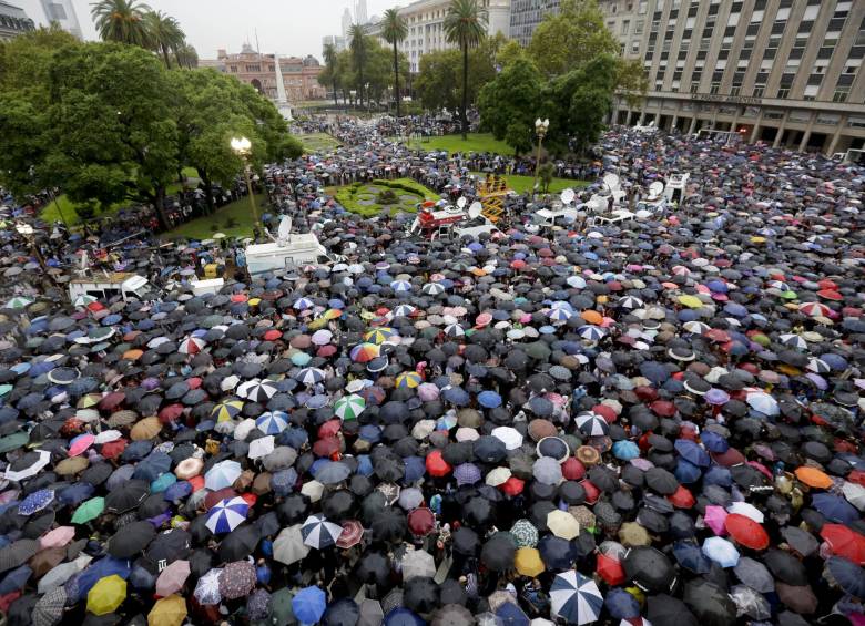 La gente se reunió en la Plaza de Mayo para exigir respuestas del gobierno en la misteriosa muerte del fiscal Alberto Nisman hace un mes en Buenos Aires. FOTO AP