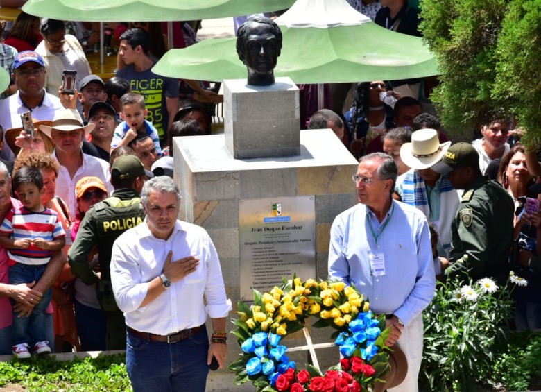 El busto de Iván Duque Escobar, padre del presidente electo, fue fijado en el parque de Gómez Plata en marzo pasado. FOTO CORTESÍA 