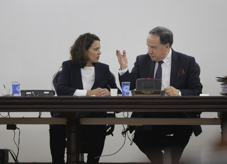 Nancy Patricia Gutiérrez, ministra del Interior y Carlos Enríquez, presidente de la Comisión Primera del Senado. FOTO colprensa