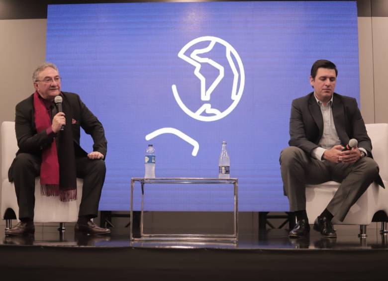Enríque Guzmán, gerente de sostenibilidad de Latam Airlines, y Santiago Álvarez, director ejecutivo de Latam Colombia, presentaron la renovación de su estrategia.