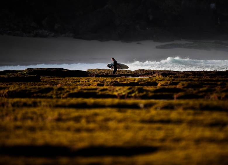 demás del distanciamiento social y de no permanecer en la playa debido a la enfermedad Covid-19 causada por la pandemia de coronavirus, el Municipio de Mafra también limitó el deporte a una sesión diaria de 90 minutos. Foto: EFE