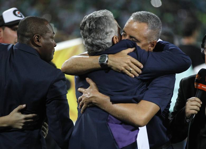 El técnico Reinaldo Rueda abrazando a su colega Alexis Mendoza. FOTO JAIME PÉREZ
