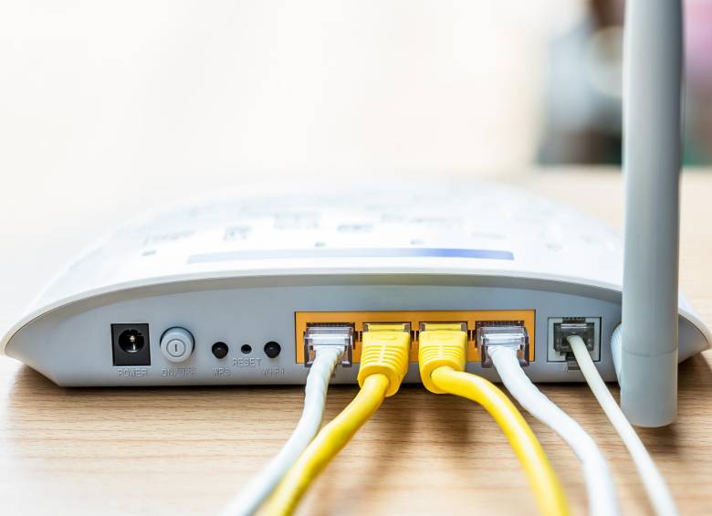 Encontrar una mesa despejada para ubicar el router ayuda a que la señal que este le brinda sea mejor. Recuerde ubicar las antenas hacia arriba o dirigirlas a un punto de conexión. FOTO sstock
