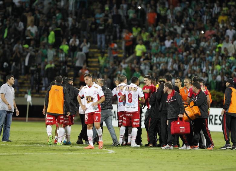 Los jugadores de Huracán armaron en la cancha del Atanasio Girardot todo un campo de batalla. FOTO JAIME PÉREZ