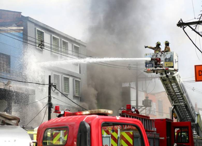 Bomberos atienden la emergencia en la fábrica de pinturas del centro. FOTO ALCALDÍA DE MEDELLÍN.