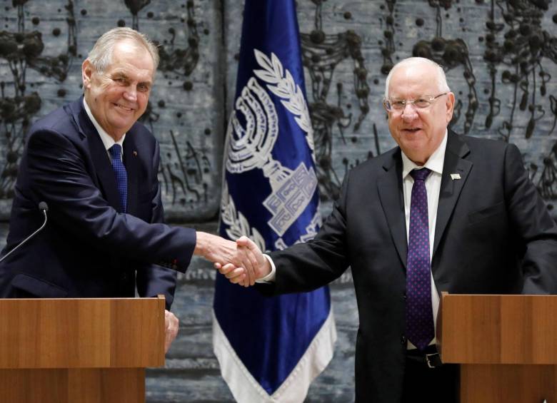 Mandatario de República Checa e Israel, Milos Zeman y Reuven Rivlin, estrechan su mano tras reunión en Israel. 