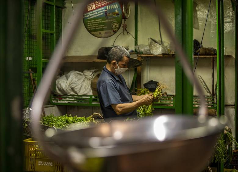 Lentamente se reactiva el comercio en la Plaza Minorista bajo los protocolos de seguridad establecidos por la Alcaldía. Foto: Carlos Alberto Velásquez