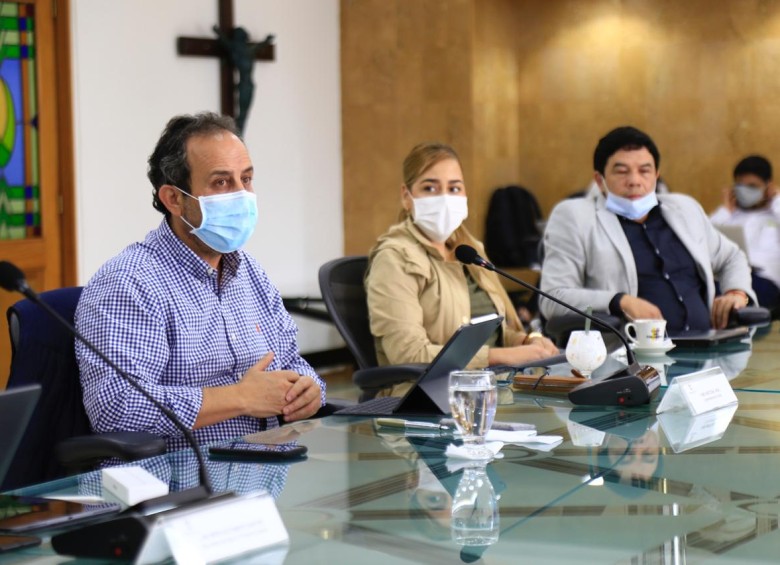 El superintendente de Salud, Fabio Aristizábal Ángel, en compañía de la junta directiva de Savia Salud. FOTO: Cortesía. 